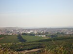 Vista parcial da cidade de Três Pontas. Note o relevo suave do município, composto por colinas.