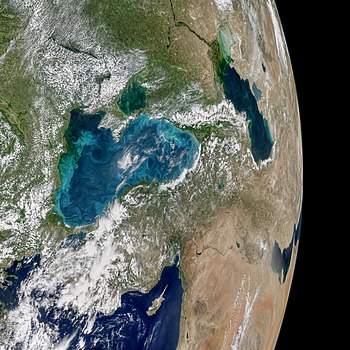 Satelitní snímek Země s Černým mořem, Krymem a Azovským mořem (ve středu), Kaspickým mořem a Perským zálivem (vpravo) a Středozemním mořem s Kyprem (dole)