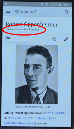w:de:Robert Oppenheimer sur smartphone.