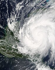 L'uragano Wilma al suo record di intensità, a sud-est della penisola dello Yucatán il 19 ottobre 2005