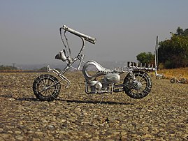 Sculpture de fil de fer et de chambres à air recyclées imitant une motocyclette (Kitwe, Zambie). (définition réelle 2 332 × 1 749)