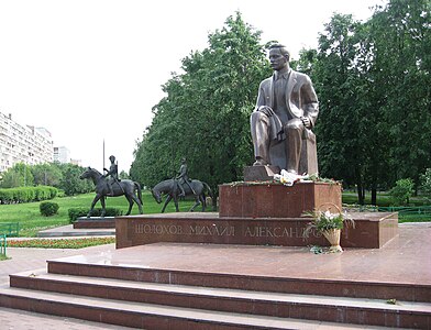 אנדרטה למיכאיל שולוחוב במוסקבה