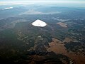 富士山とその周辺（背後に甲府盆地、南アルプス、八ヶ岳）