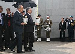 Lech Kaczyński i Szymon Peres na Umschlagplatz
