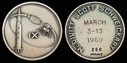 Эмблема миссии Аполлон-9 (спереди). Имена экипажей, даты полетов и серийный номер 260 (сзади)