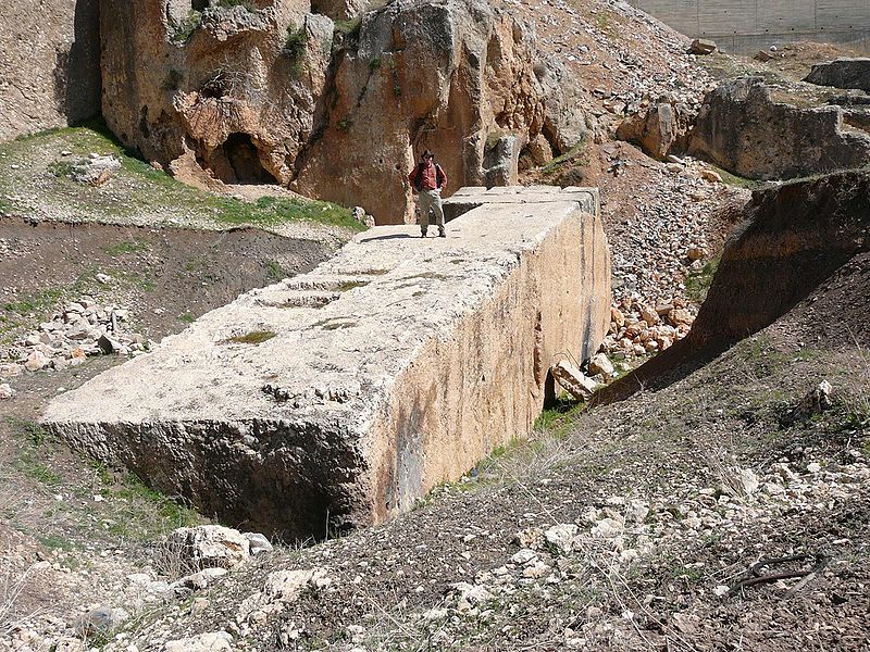 800px-Baalbek-_largest_stone