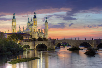 La basilique du Pilar de Saragosse et le pont de pierre sur l'Èbre.