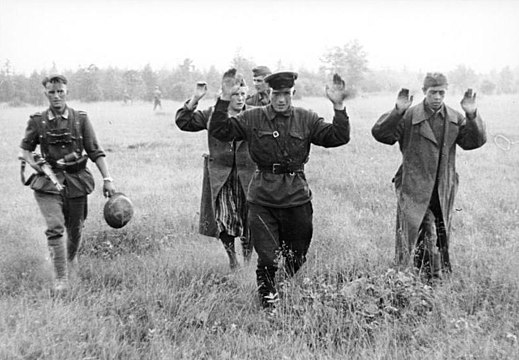 Les premiers prisonniers soviétiques, 22 juin 1941. Photo de propagande allemande.