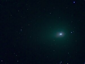 Der Komet C/2022 E3 (ZTF) aufgenommen am 5. Februar 2023 bei Vollmond in Zenitnähe im Sternbild Fuhrmann (Auriga) mit Sternen bis zur 16. Größenklasse. Zusammengesetzt aus fünf nachgeführten Einzelaufnahmen mit je 15 Sekunden Belichtungszeit, Belichtungsindex ISO 12800, Pixelgröße 4,7 Mikrometer, Bildgröße 17 mm × 13 mm beziehungsweise 12‘ × 9‘.
