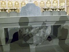 Piedra prehispánica del altar.
