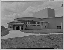 Photo en noir et blanc d'un grand bâtiment