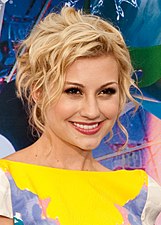 Chelsea Kane dans le rôle de Riley Perrin.