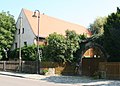 Bauernhaus eines ehemaligen Hofes mit Torbogen