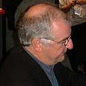 Adams beim Büchersignieren auf der ApacheCon 2000 in London, einem seiner letzten öffentlichen Auftritte