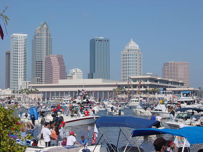 Fichier:Downtown Tampa and Convention Center During Gasparilla Pirate Fest 2003.jpg