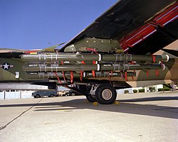 BLU-107 Durandal kifutópálya-romboló bombákkal felszerelt F–111 Aardvark