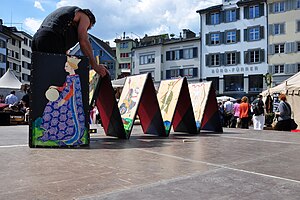 Scène du spectacle Mittelalter-Spectaculum devant la Fraumünster de Zurich.