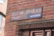 Straatnaambordje. Jarenlang heeft op de hoek met de Zaagmolenstraat een bordje met de foutieve spelling Gilles van Ledenberghstraat gezeten.