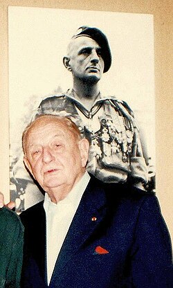 Le général Marcel Bigeard en octobre 1996, devant son propre portrait pris 40 ans auparavant.