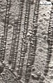 Bild 5. Ätzgrubenreihen als Gleitspuren auf einer CrNiTi-Stahlprobe neben einem Vickers-Eindruck