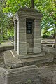 Het urnengraf is ontworpen door Eduard Cuypers in opdracht van L.H.C. Coster van Vrijenhoeven