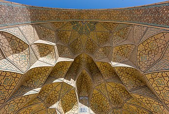 Vista inferior de um iwan (espaço semiaberto que intermedia o patio central e o ambiente interno) da Grande Mesquita de Isfahan, Irã. (definição 8 216 × 5 538)