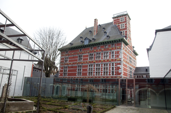 Rear facade of the Maison Curtius .