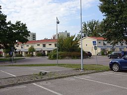 Bostäder i Hemdal sett från Västmanlands sjukhus Västerås parkering. Höghusen ligger i Korsängsgärdet