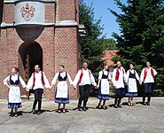 Magyar táncok a templom előtt