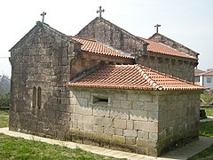 El ábside de la iglesia de Moreira de Lima presenta un ábside cuadrado con un solo apsidol lateral.