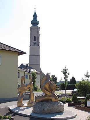 Kirche hochburg-ach mit skulpturen.JPG