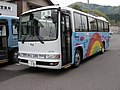 アヤメや大山をイメージしたラッピング車。（2009年5月）