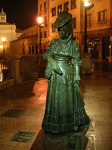 Escultura dedicada a La Regenta a la plaça de la Catedral d'Oviedo que representa a Ana Ozores