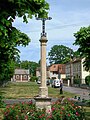 Le calvaire et la place du Calvaire ; au fond, la chapelle anglicane.