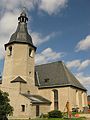 Kirche (mit Ausstattung) und Kirchhof mit Einfriedungsmauer und Torbogen