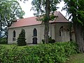 Kirche mit Kirchhofmauer und -portal