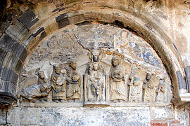 Linteau de l'Hommage (dernier vestige roman du cloître de l'abbaye de Mozac).