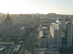 Взгляд на запад от Калифорнийского университета в Гастингсе, мэрии и судов штата Калифорния, Сан-Франциско.jpg