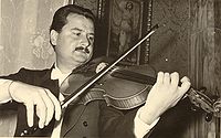 photo en noir et blanc de l'altiste Luigi Sagrati en train de jouer (partie haute du corps dont visage).