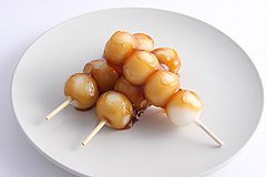 Mitarashi dango, kleefrijstballetjes op een stokje geregen met een mitarashi topping (sojasaus)