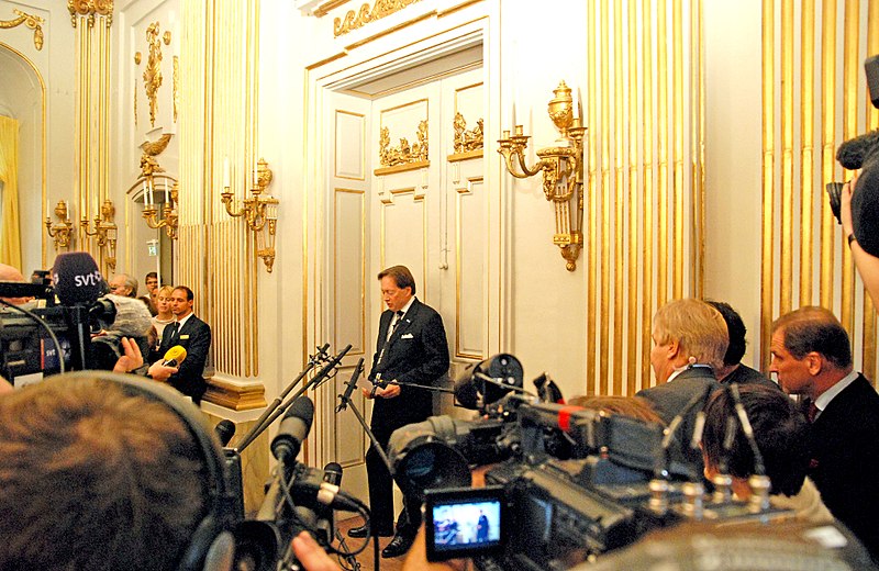 Bestand:Nobel2008Literature news conference1.jpg