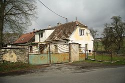 Stará budova v Mladicích