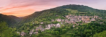 Vue panoramique de Conques (Occitanie). (définition réelle 6 552 × 2 317)