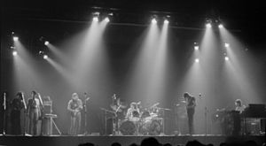 Concierto de Pink Floyd en 1973, poco después de la publicación de The Dark Side of the Moon. Obsérvese el grupo de coristas a la izquierda de la imagen, cuyo sonido es una parte fundamental de los álbumes más exitosos de la banda.