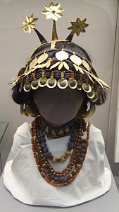 Conjunt de Puabi: tiara en fulla d'or, pedres precioses, i collarets amb pedres precioses. Tombes reials d'Ur, Museu Britànic