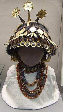 220px-Reconstructed_sumerian_headgear_necklaces_british_museum.JPG