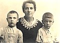 האם חנה רוטנברג עם הבכור משה משמאל וצבי מימין.