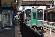 新白河駅7番線ホームに停車中の折り返し郡山行きの701系。