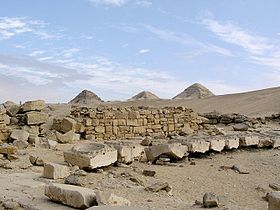 آثار معبد شمس ني أوسر رع في أبو غراب. في الخلفية، أهرامات أبو صير.