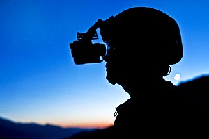English: Soldier wearing night vision goggles.